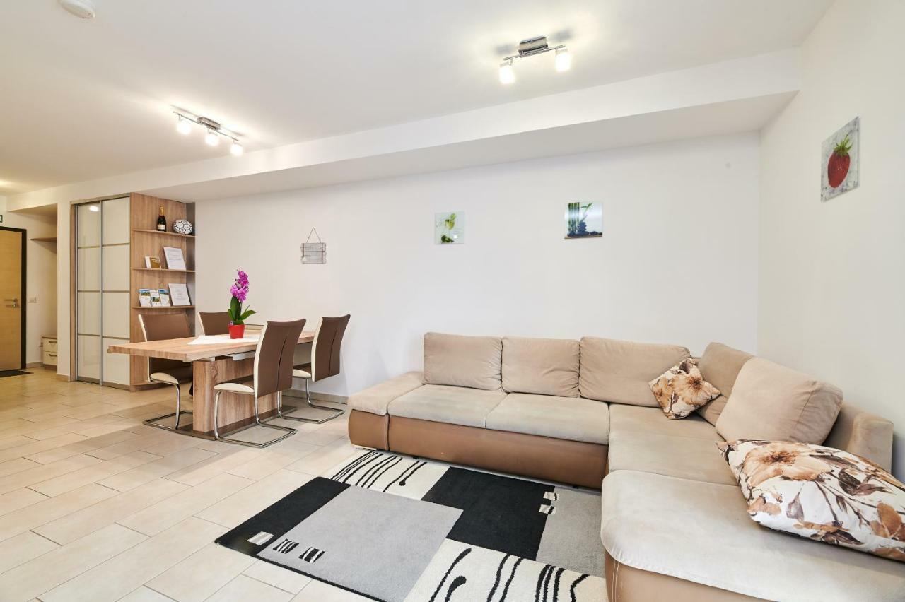 Apartman Leon Umag Exterior photo
