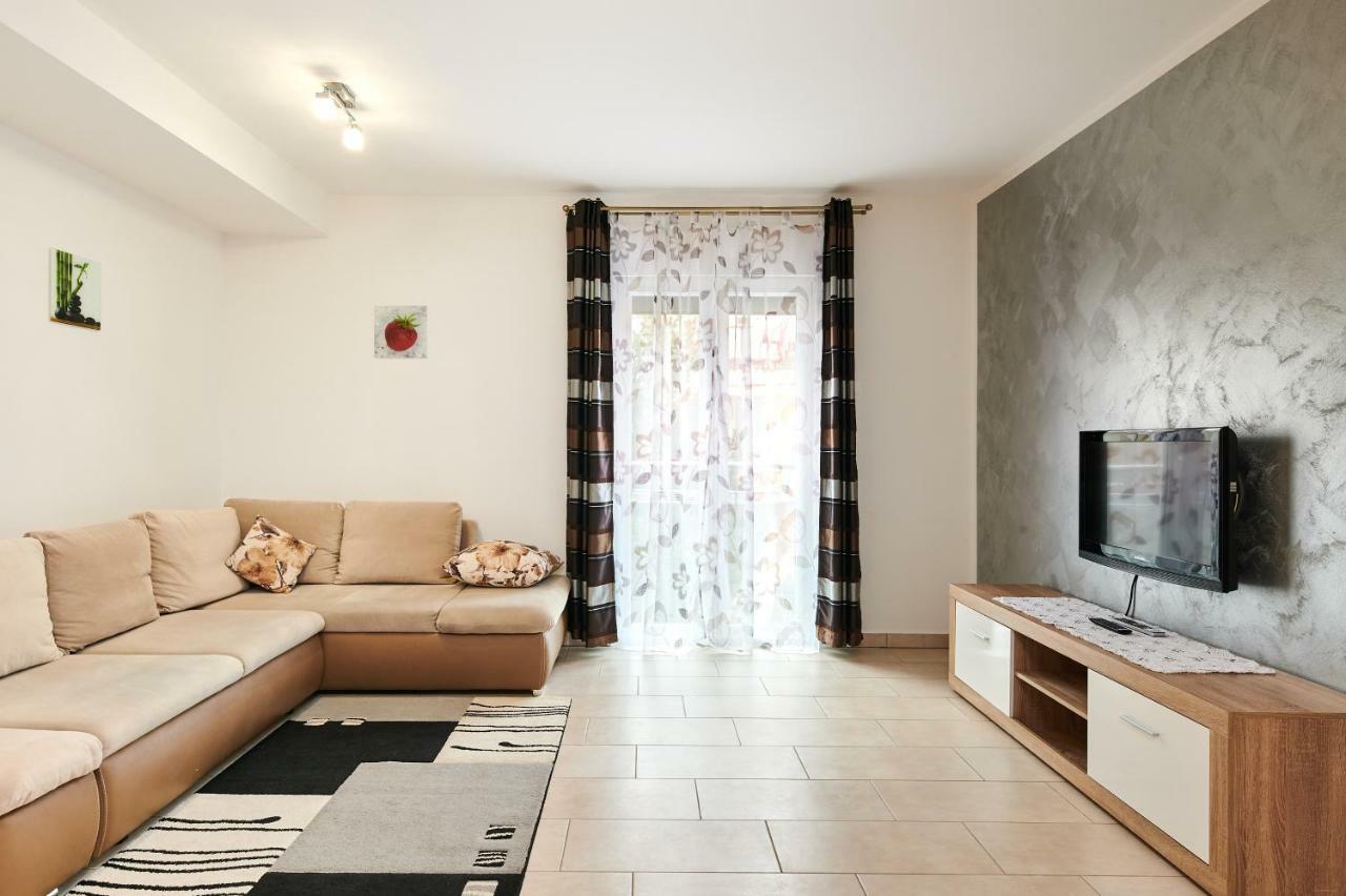 Apartman Leon Umag Exterior photo