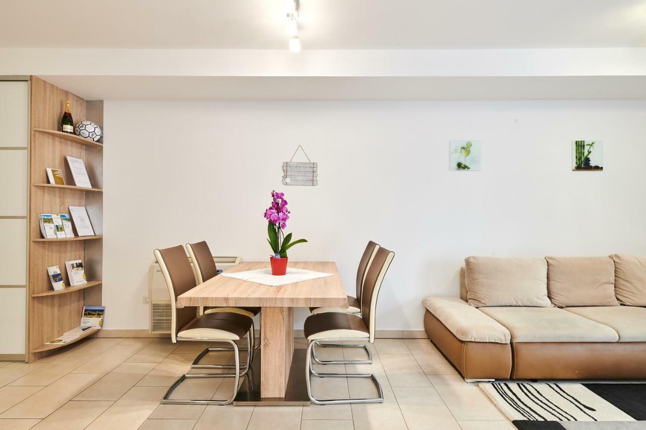 Apartman Leon Umag Exterior photo