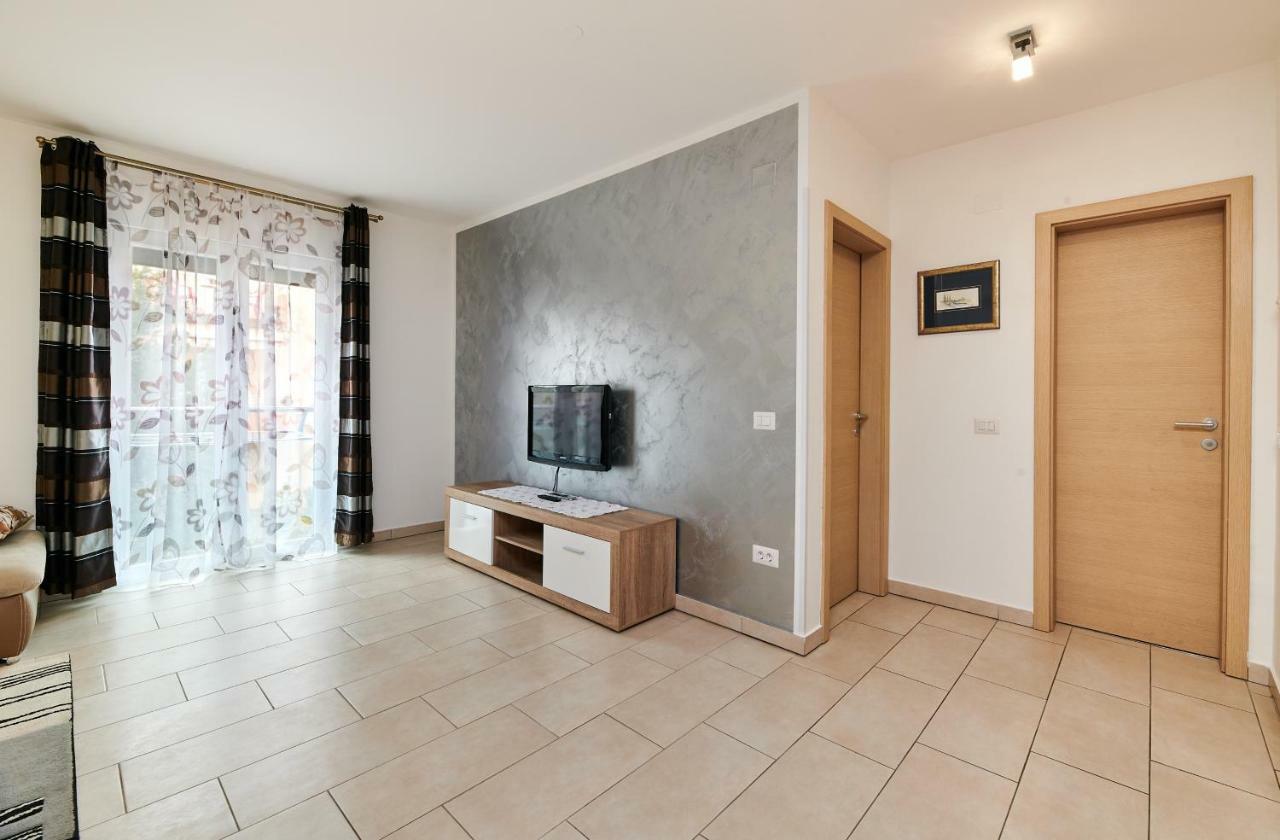 Apartman Leon Umag Exterior photo